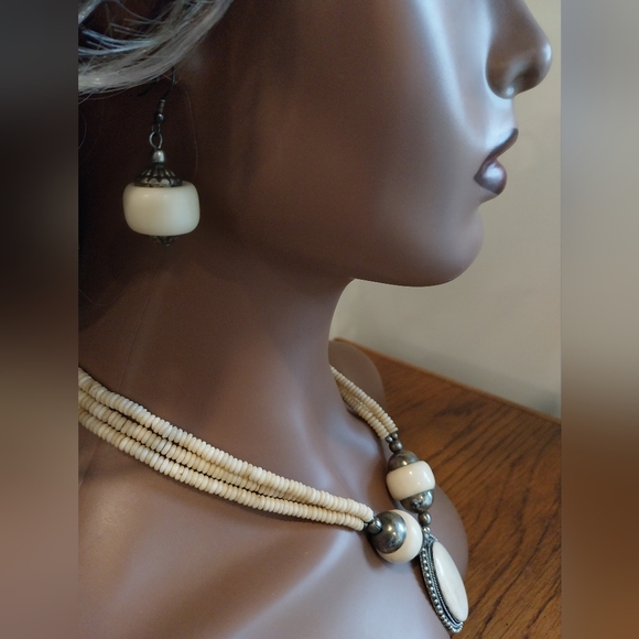 Cream and Silver Pendant Necklace - Picture 2 of 9